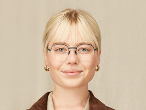 Model is wearing The PLOTZ in size 49 in Navy