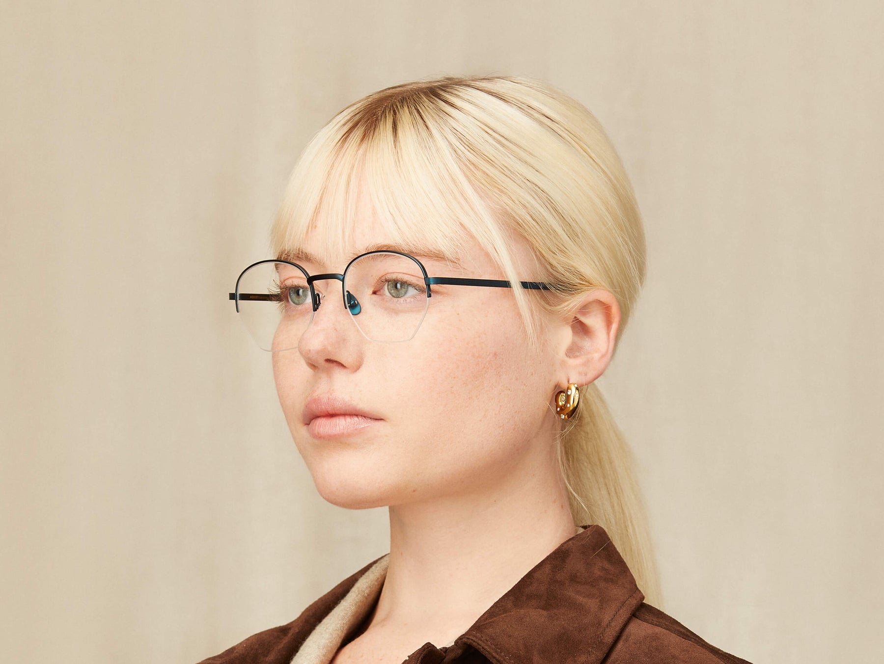 Model is wearing The PLOTZ in size 49 in Navy