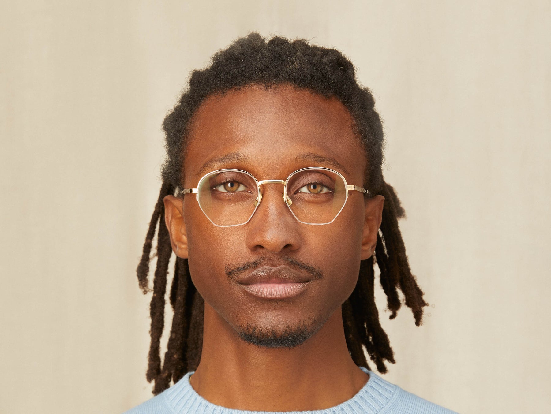 Model is wearing The PLOTZ in size 49 in Gold