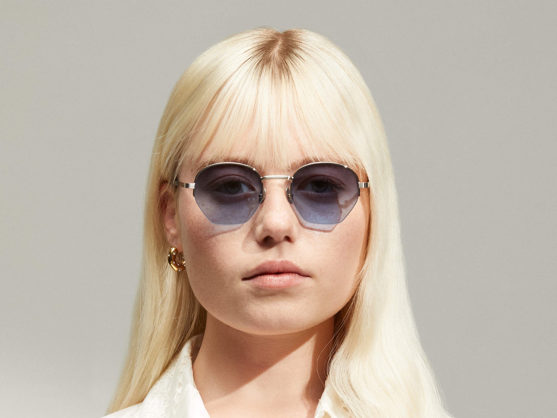 Model is wearing The PLOTZ SUN in size 49 in Silver with Denim Blue Tinted Lenses