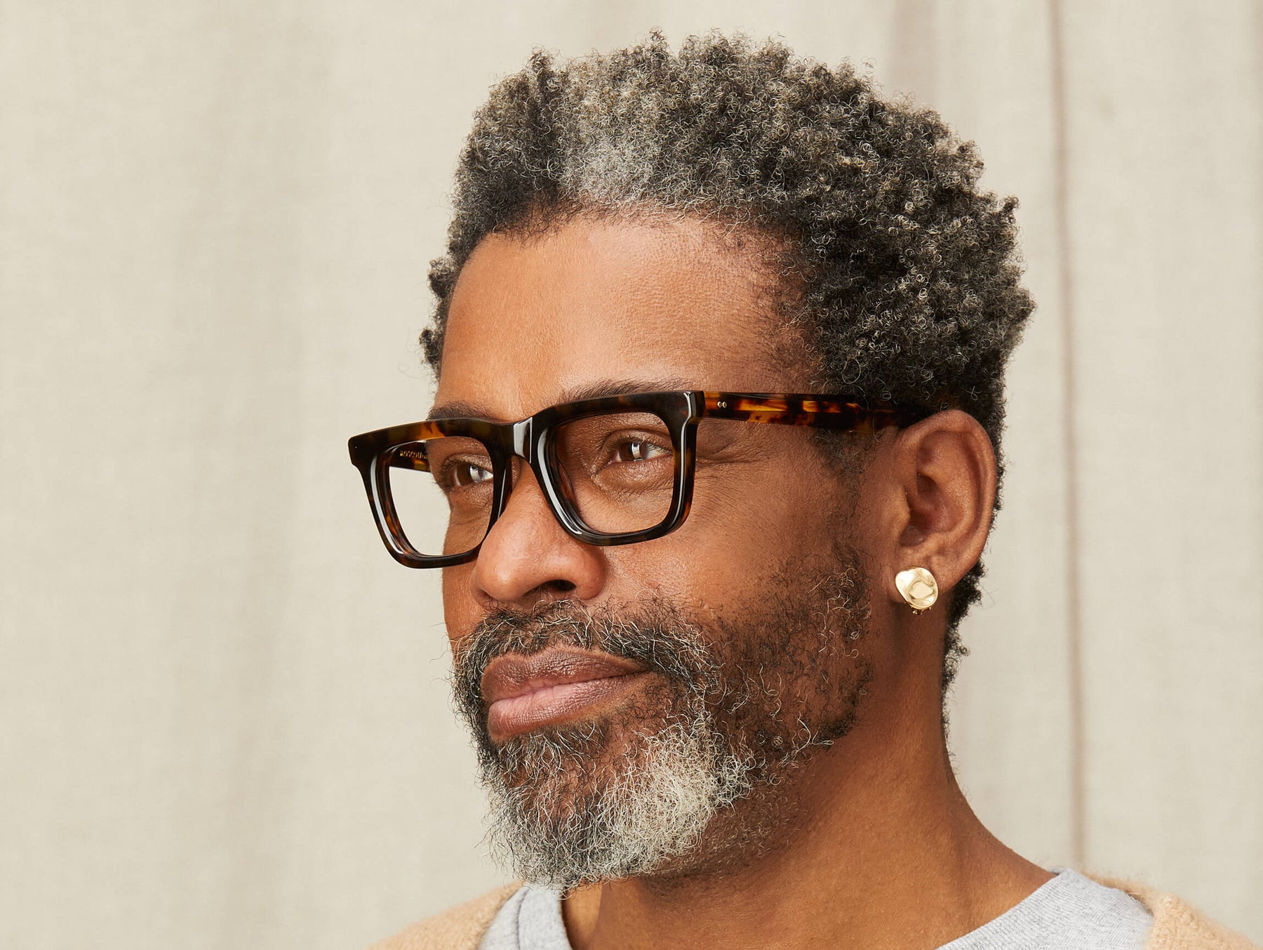 Model is wearing The RIZIK in size 49 in Classic Havana