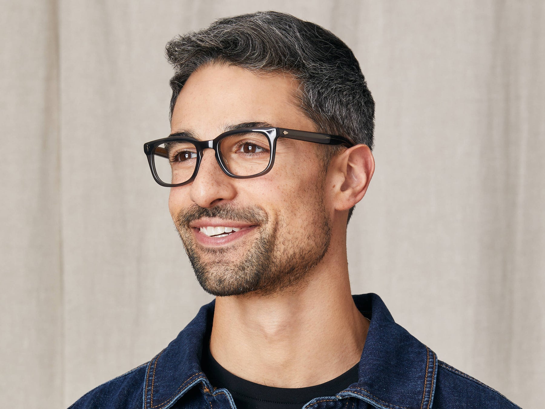 Model is wearing The SHIDDOCK in size 49 in Grey