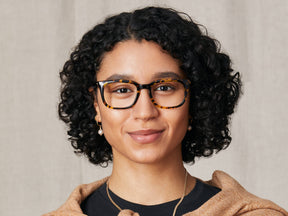 Model is wearing The SHIDDOCK in size 52 in Tokyo Tortoise