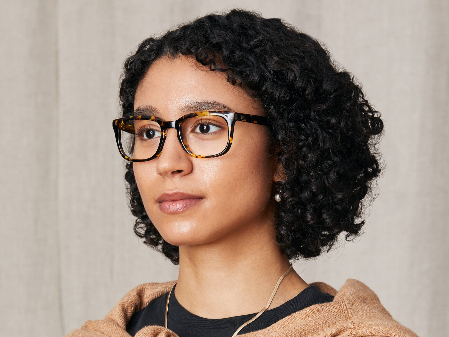 Model is wearing The SHIDDOCK in size 52 in Tokyo Tortoise