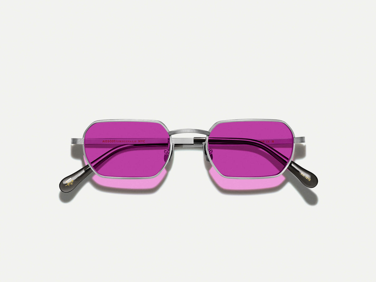O SHMOOZ SUN em Silver com lentes tintadas Purple Nurple