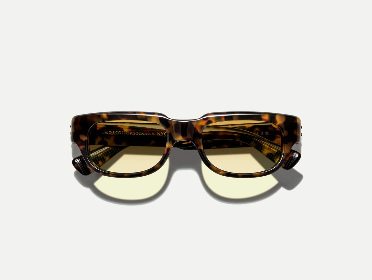 Die SHTUP SUN in Tortoise mit Chestnut Fade getönten Gläsern