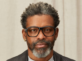 Model is wearing The SHVITZ in size 57 in Black