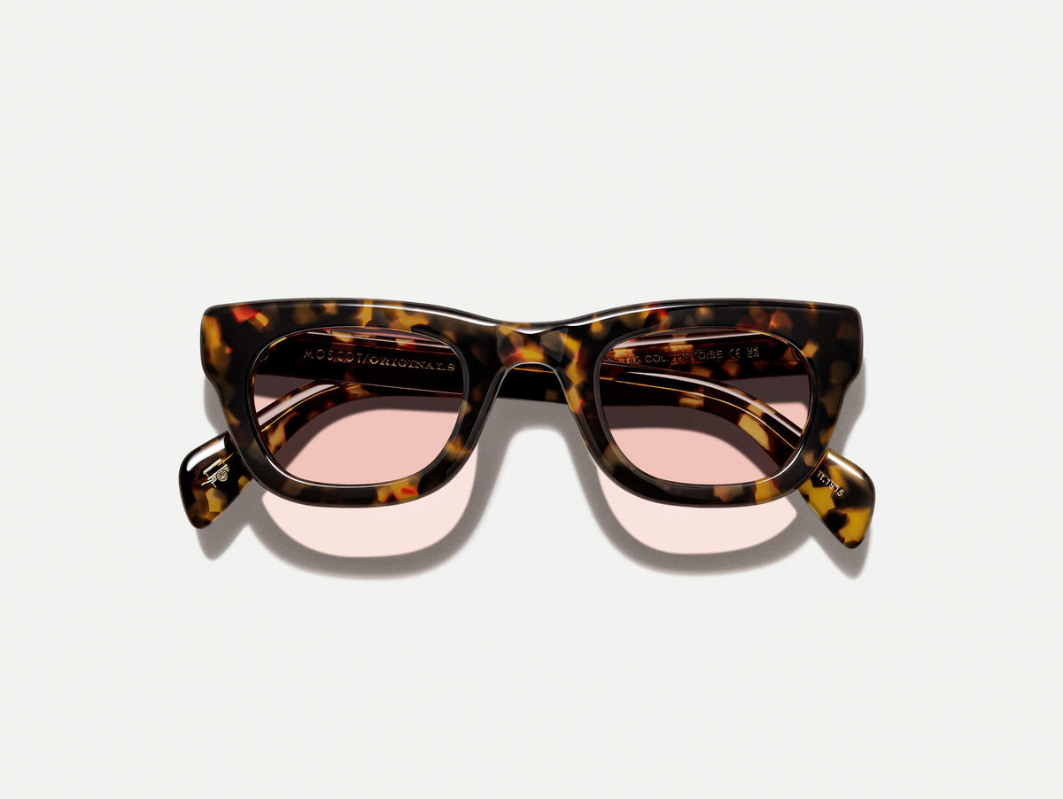 Die SPILKES SUN in Tortoise mit New York Rose getönten Gläsern