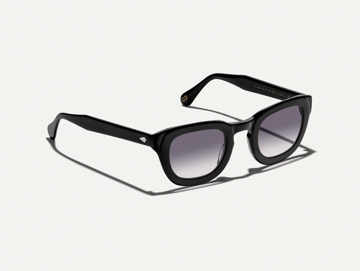 O TELENA em Black com lentes tintadas American Grey Fade
