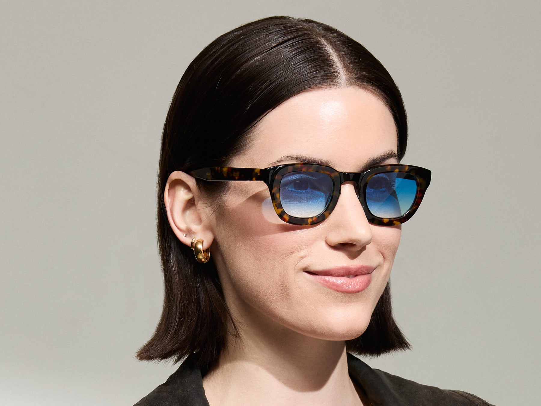 Model is wearing The TELENA  in Tortoise/Black in size 44 with Broadway Blue Tinted Lenses