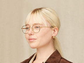 Model is wearing The UTZ in size 47 in Gold