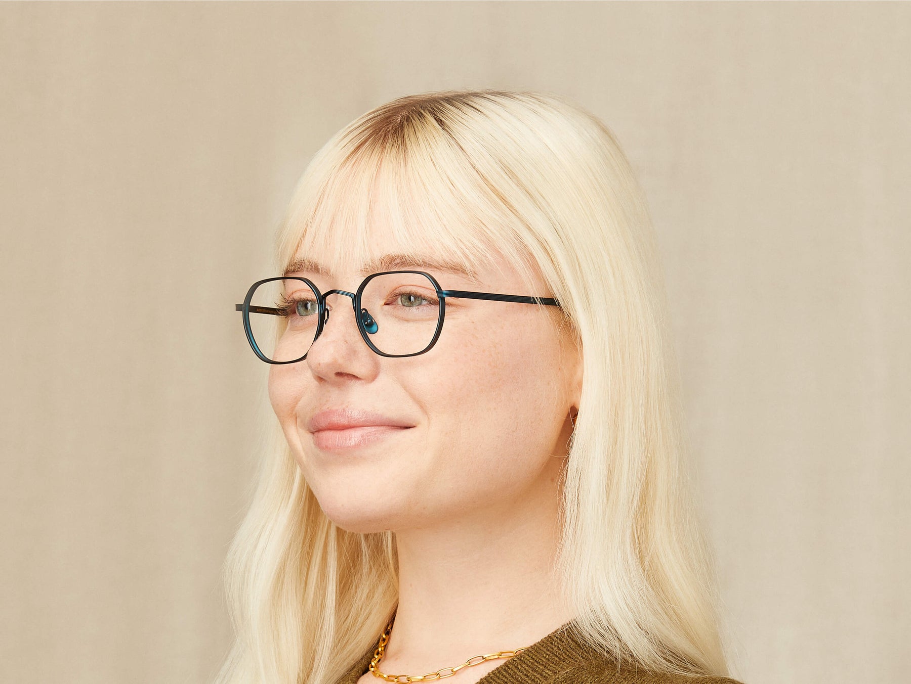 Model is wearing The UTZ in size 47 in Navy