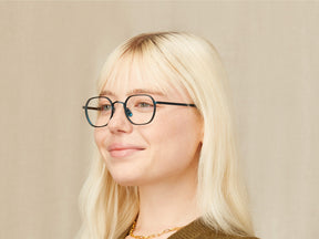 Model is wearing The UTZ in size 47 in Navy