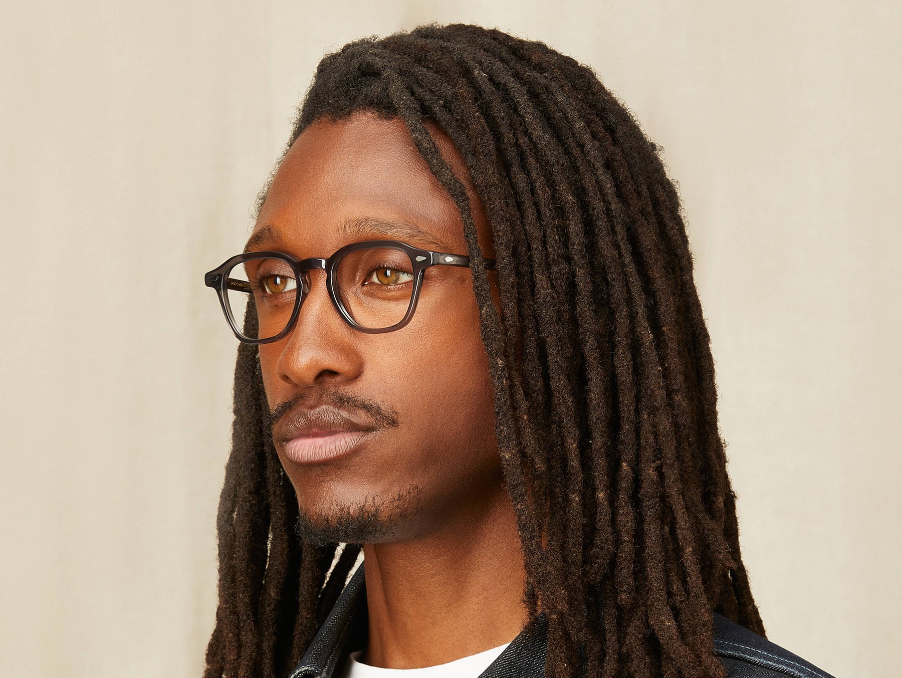 Model is wearing The VANTZ in size 47 in Grey