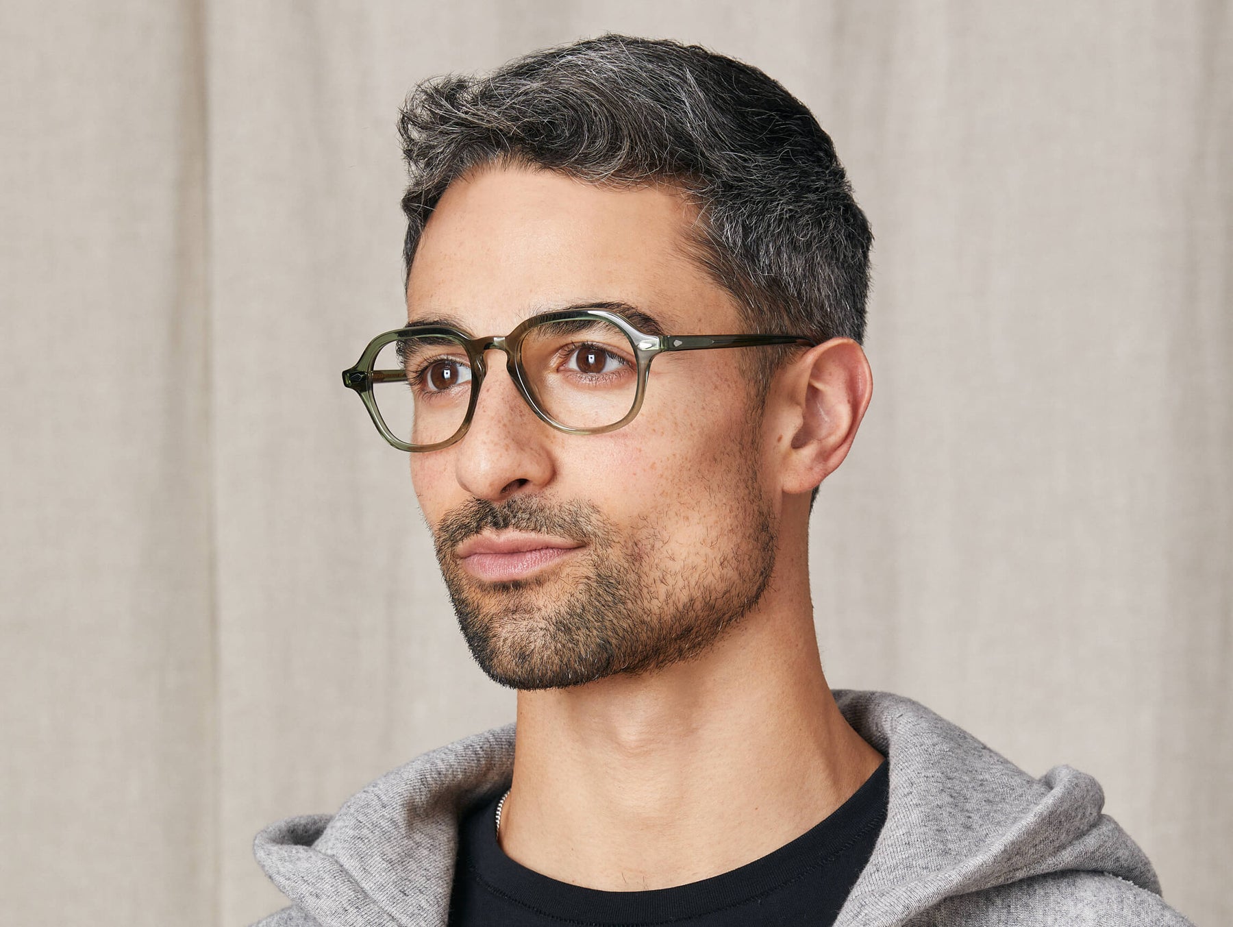 Model is wearing The YENEM in size 50 in Pine