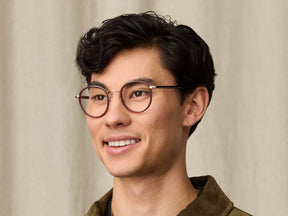 Model is wearing The ZEV in size 49 in Burgundy