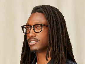 Model is wearing The ZISSEL in size 49 in Dark Brown/Tortoise