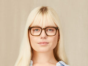 Model is wearing The ZISSEL in size 49 in Olive Brown