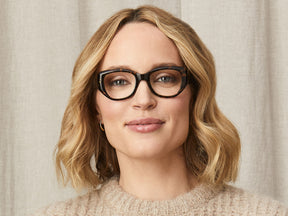 Model is wearing The ARBITA in size 47 in Tortoise