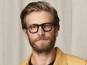 Model is wearing The FRITZ in size 42 in Tortoise/Black