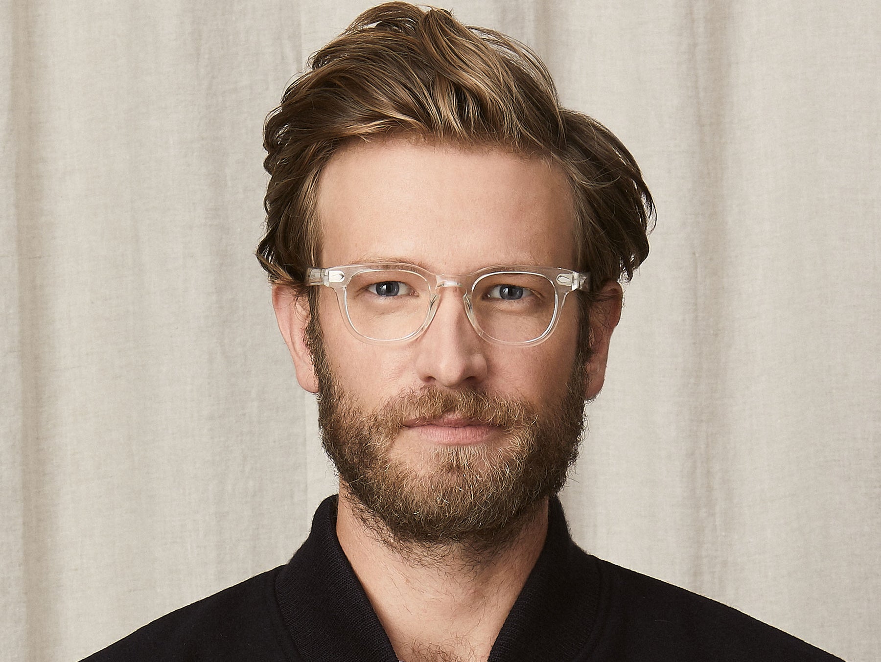 Model is wearing The GELT in size 46 in Crystal