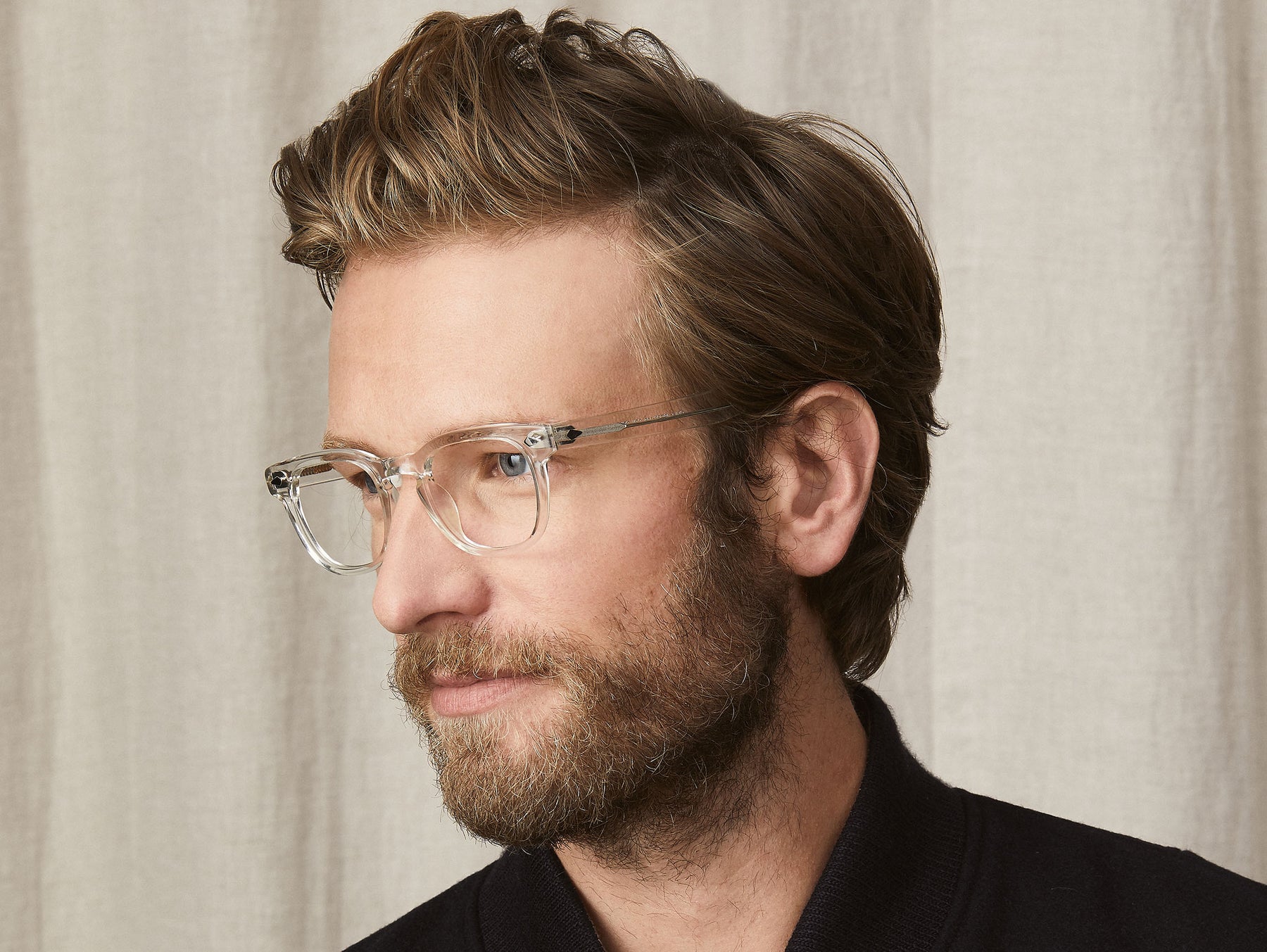 Model is wearing The GELT in size 46 in Crystal