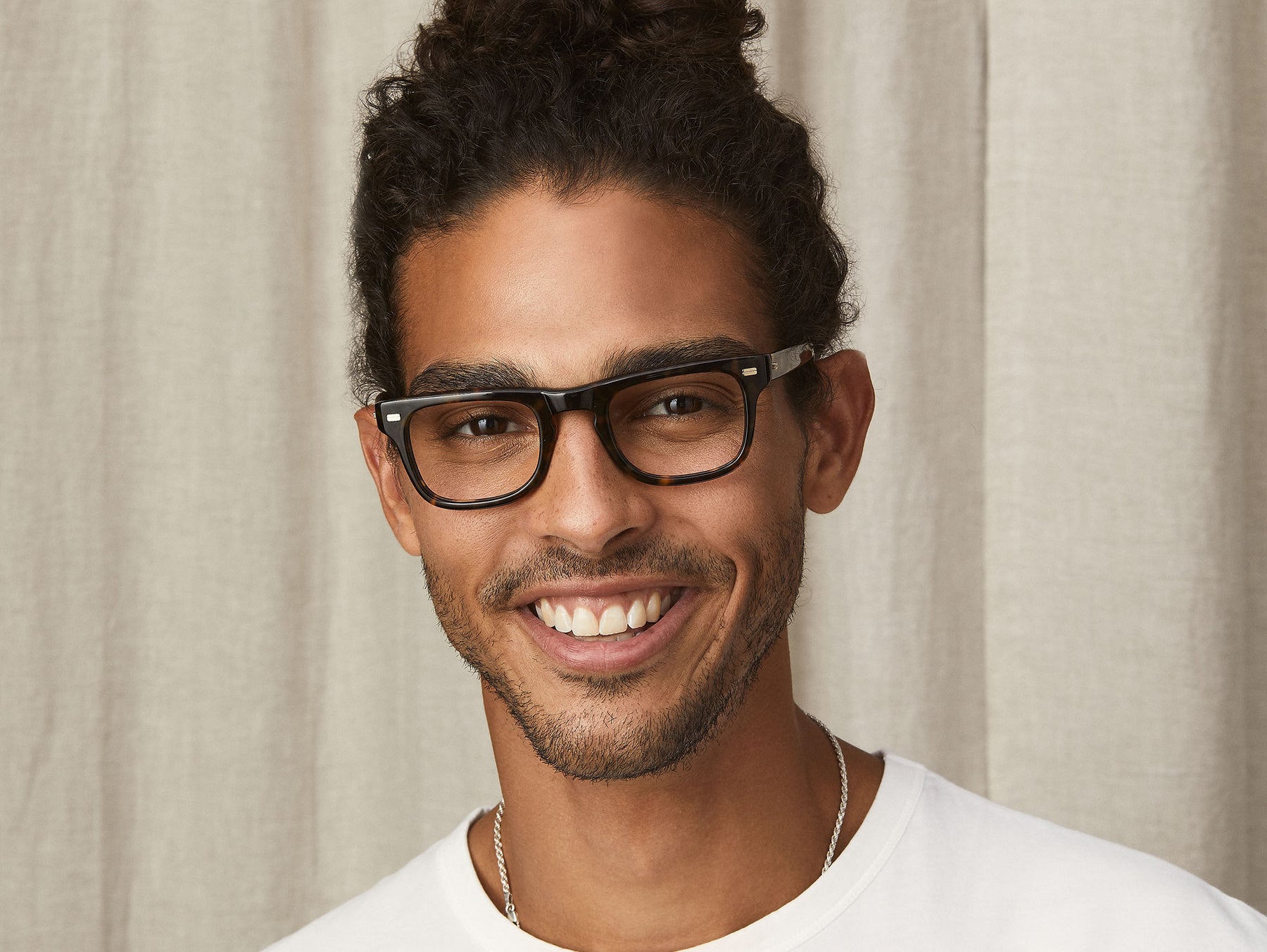 Model is wearing The KAVELL in size 48 in Tortoise
