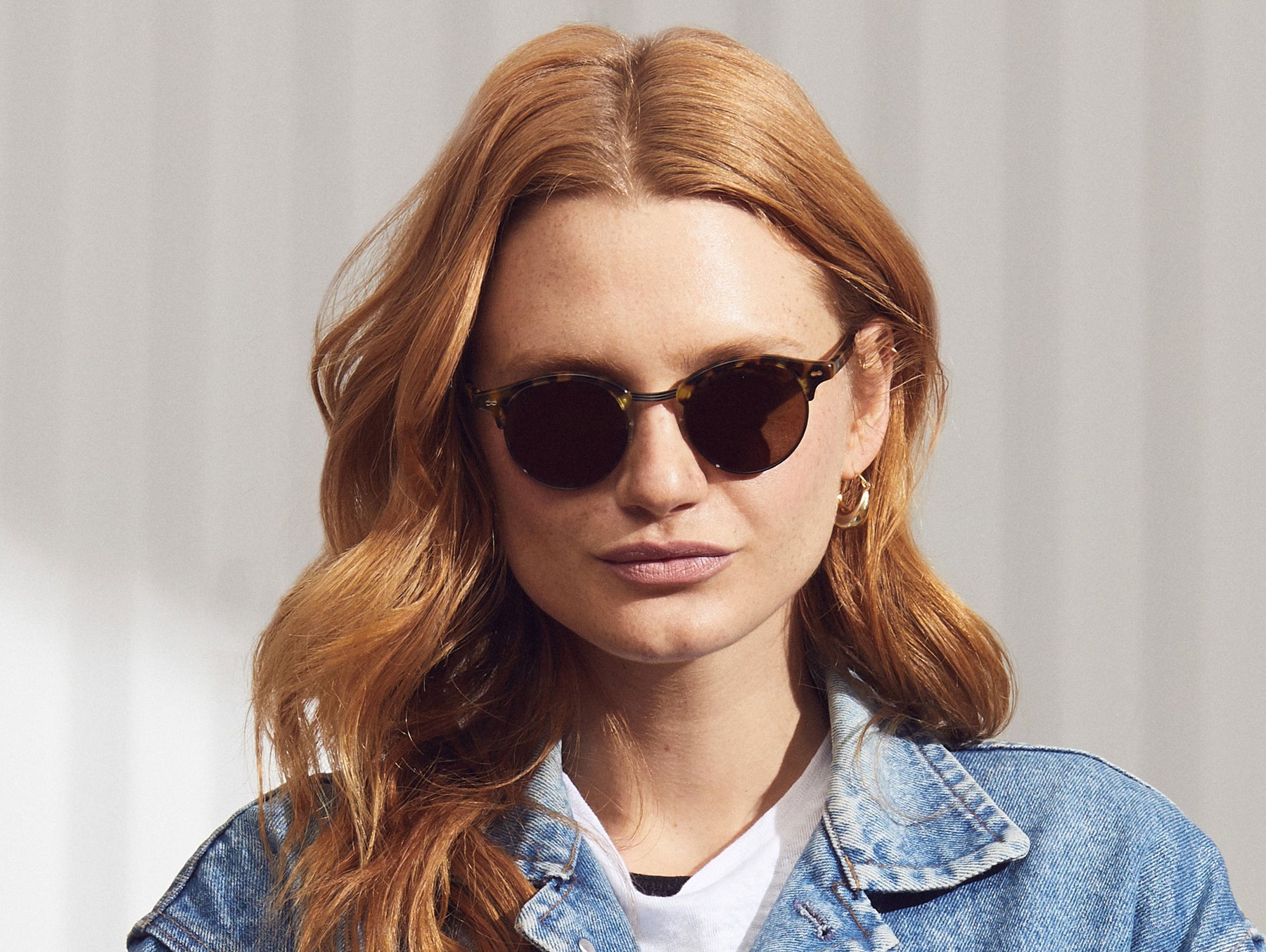 Model is wearing The AIDIM SUN in Classic Havana/Gunmetal in size 46 with Cosmitan Brown Glass Lenses