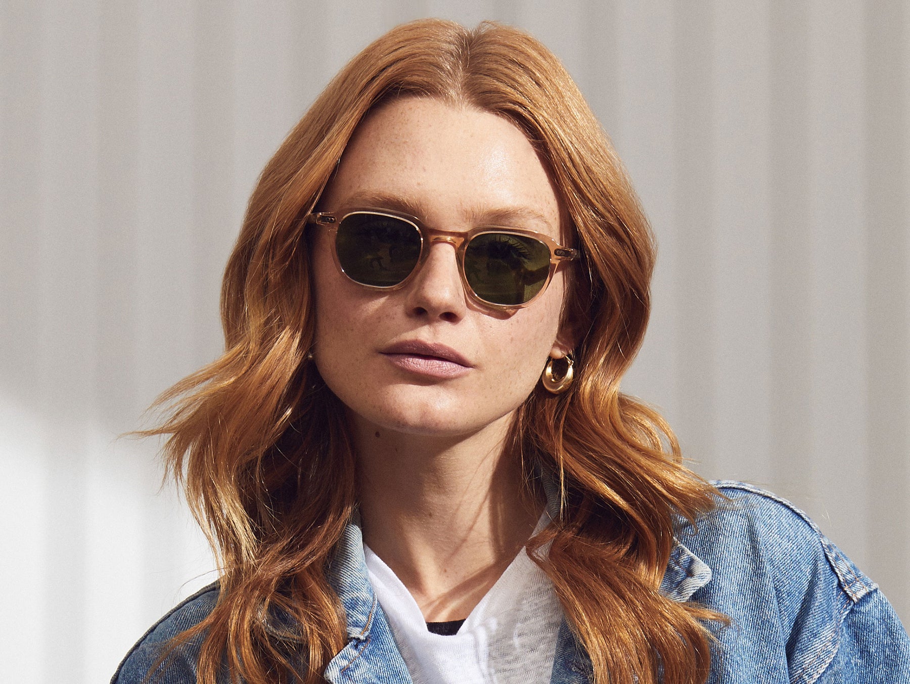 Model is wearing The BILLIK SUN in Cinnamon in size 47 with Calibar Green Glass Lenses