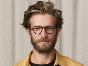 Model is wearing The BLUMA in size 47 in Black