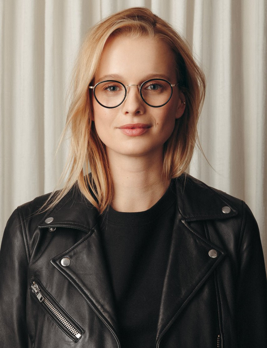 Model is wearing The BUPKES in size 48 in Black/Gold