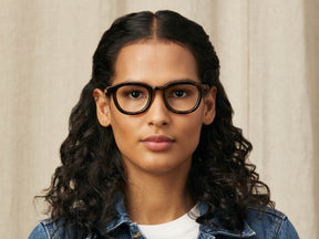 Model is wearing The DAVHEN in size 44 in Classic Havana