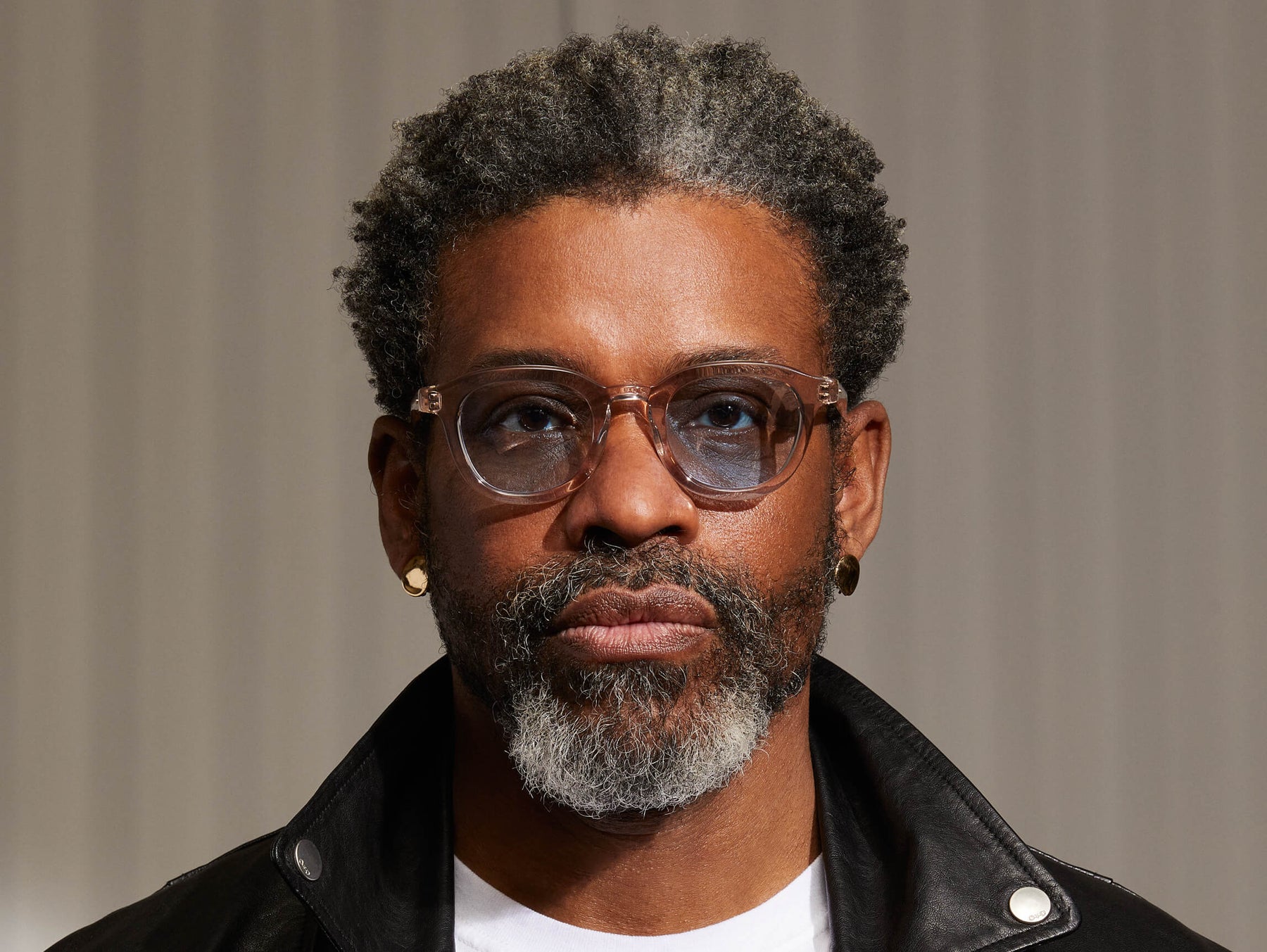 Model is wearing The DAVHEN in Mist in size 47 with Bel Air Blue Tinted Lenses