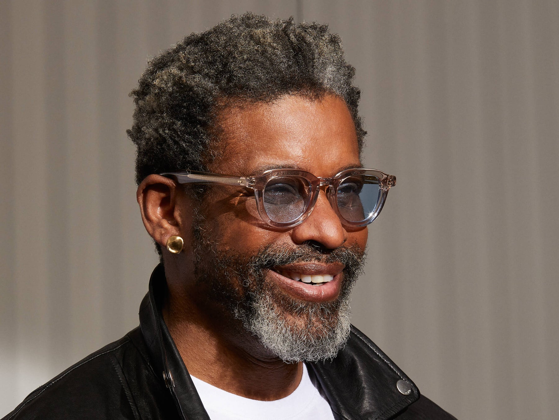 Model is wearing The DAVHEN in Mist in size 47 with Bel Air Blue Tinted Lenses