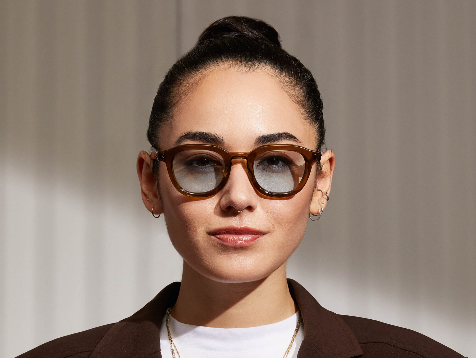 Model is wearing The DAHVEN in Olive Brown in size 47 with Bel Air Blue Tinted Lenses