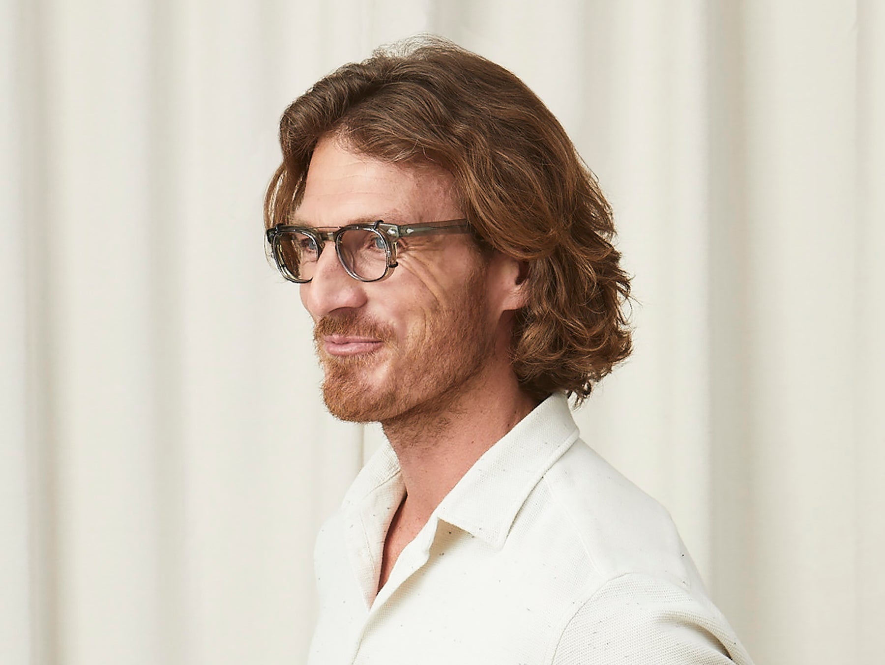 Model is wearing The GELT CLIP in Pewter in size 46 with Blue Protect Lenses