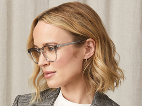 Model is wearing The DUDEL in size 51 in Light Grey