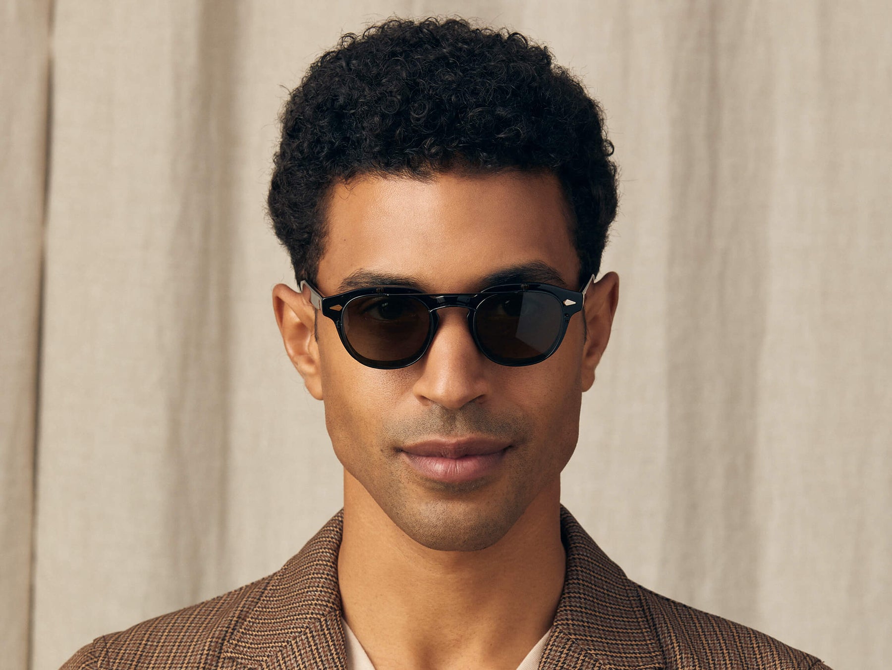 Model is wearing The FLIPTOSH in Black in size 46 with G-15 Flip Lenses