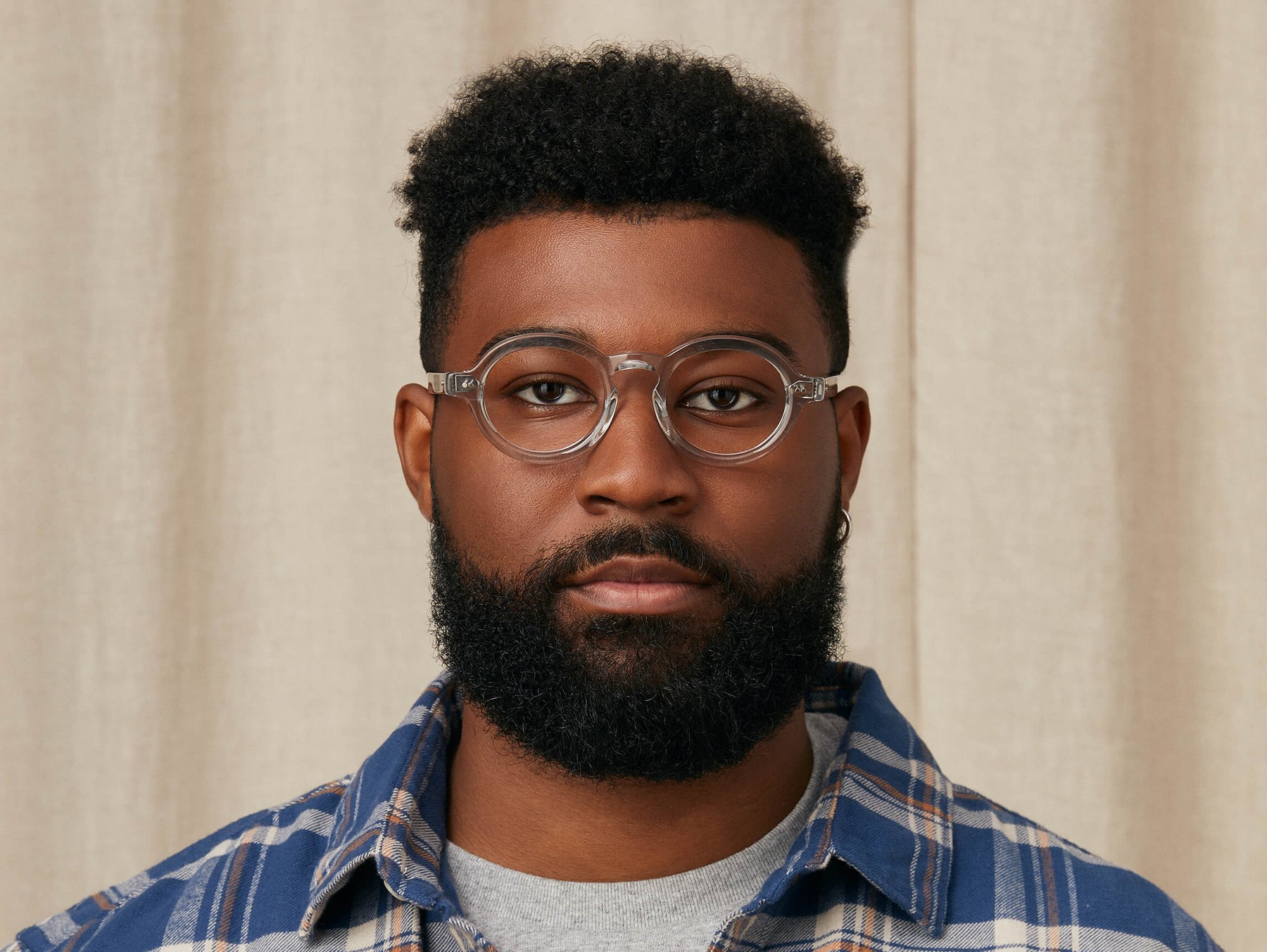 Model is wearing The FOYGEL in size 46 in Light Grey