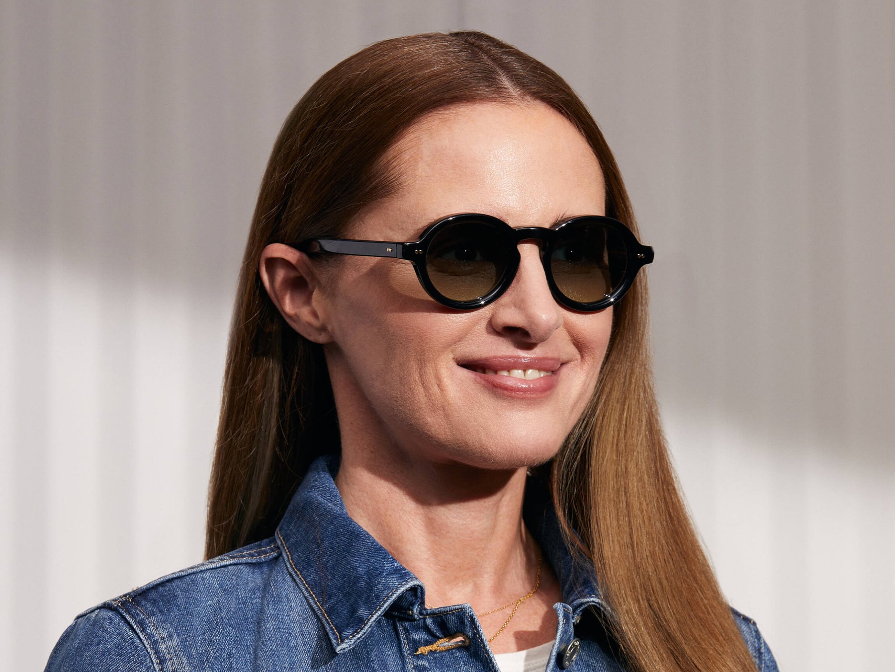 Model is wearing The FOYGEL SUN in Black in size 46 with Forest Wood Tinted Lenses