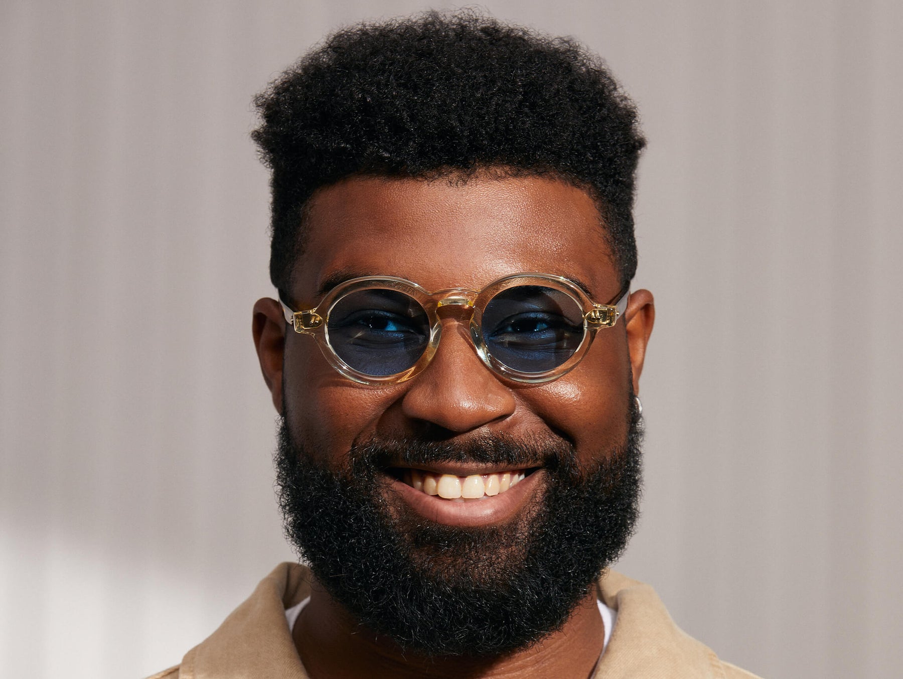 Model is wearing The FOYGEL SUN in Citron/Tortoise in size 46 with Celebrity Blue Tinted Lenses