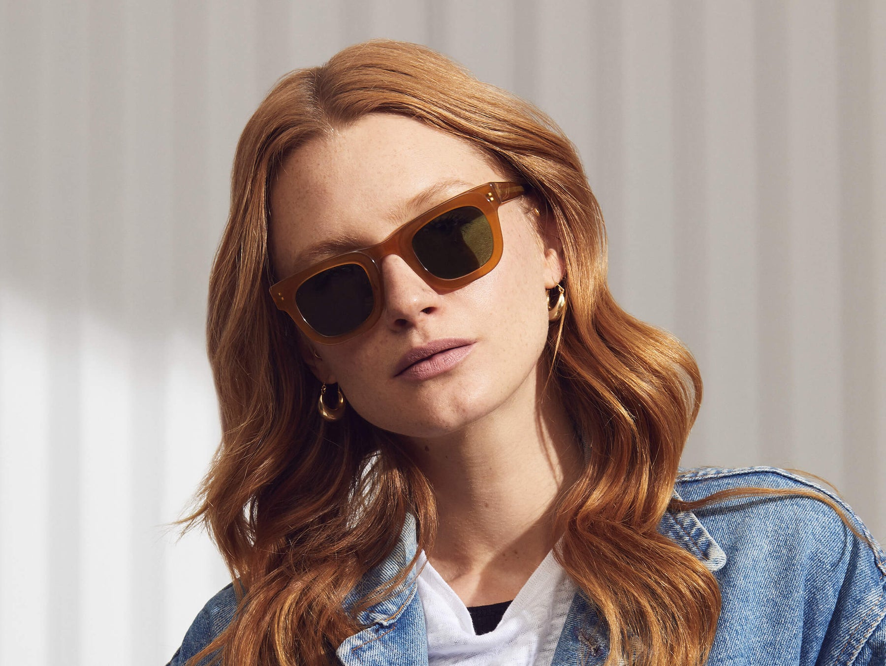 Model is wearing the FRITZ SUN in Butterscotch in size 44 with Calibar Green Glass Lenses