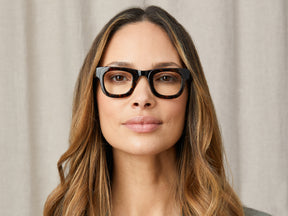 Model is wearing The FRITZ in size 44 in Tortoise/Black