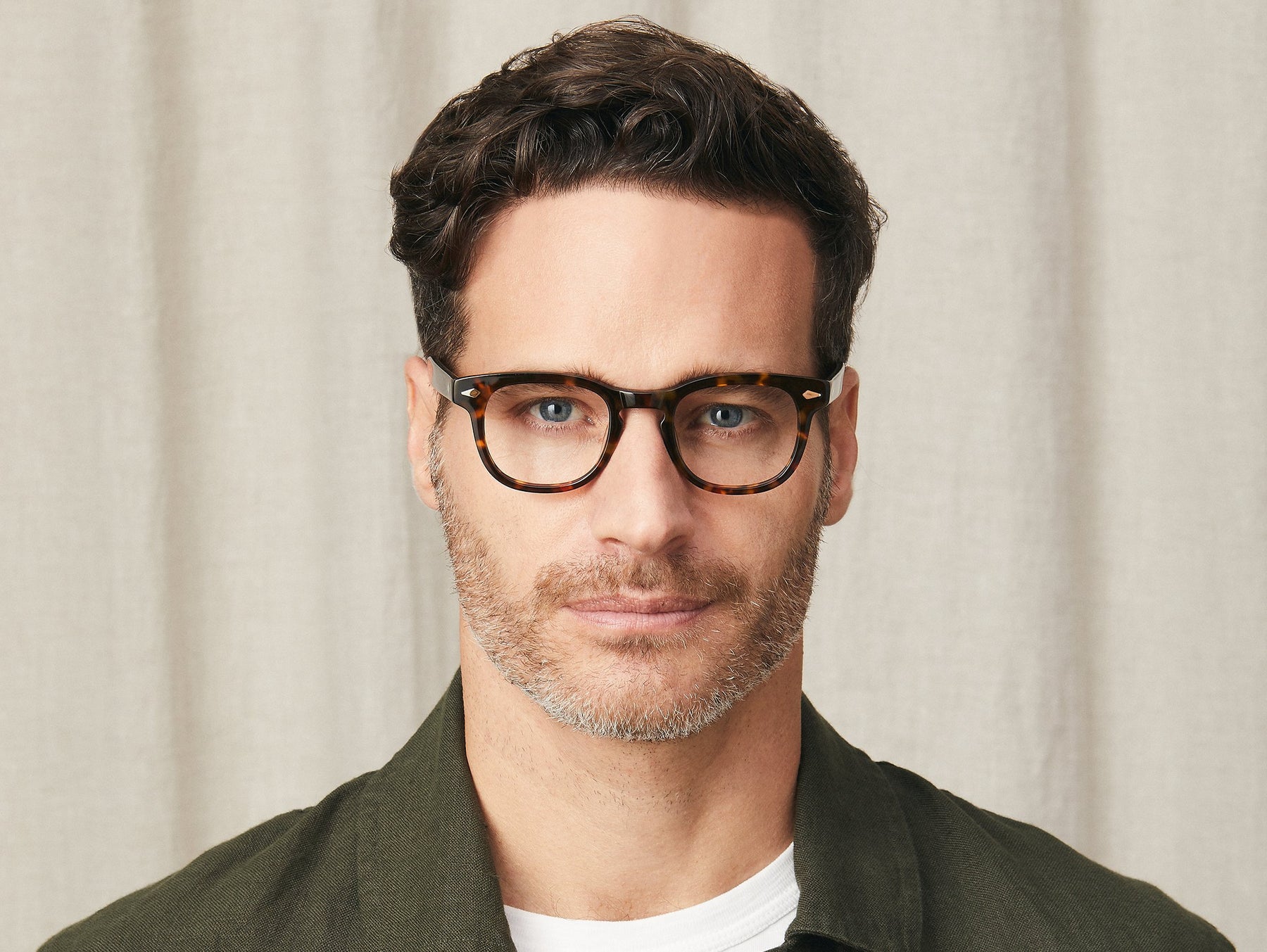 Model is wearing The GELT in Tortoise in size 46 with Blue Protect Lenses