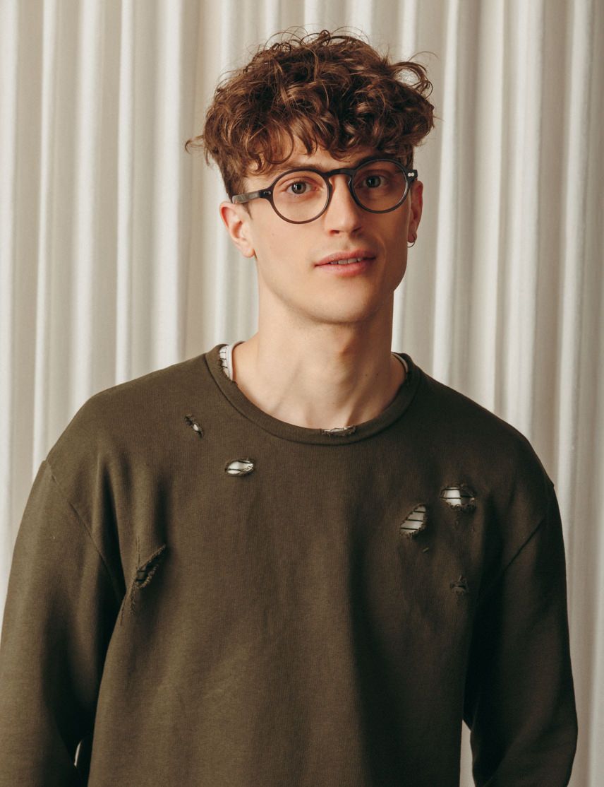 Model is wearing The GLICK in size 47 in Grey