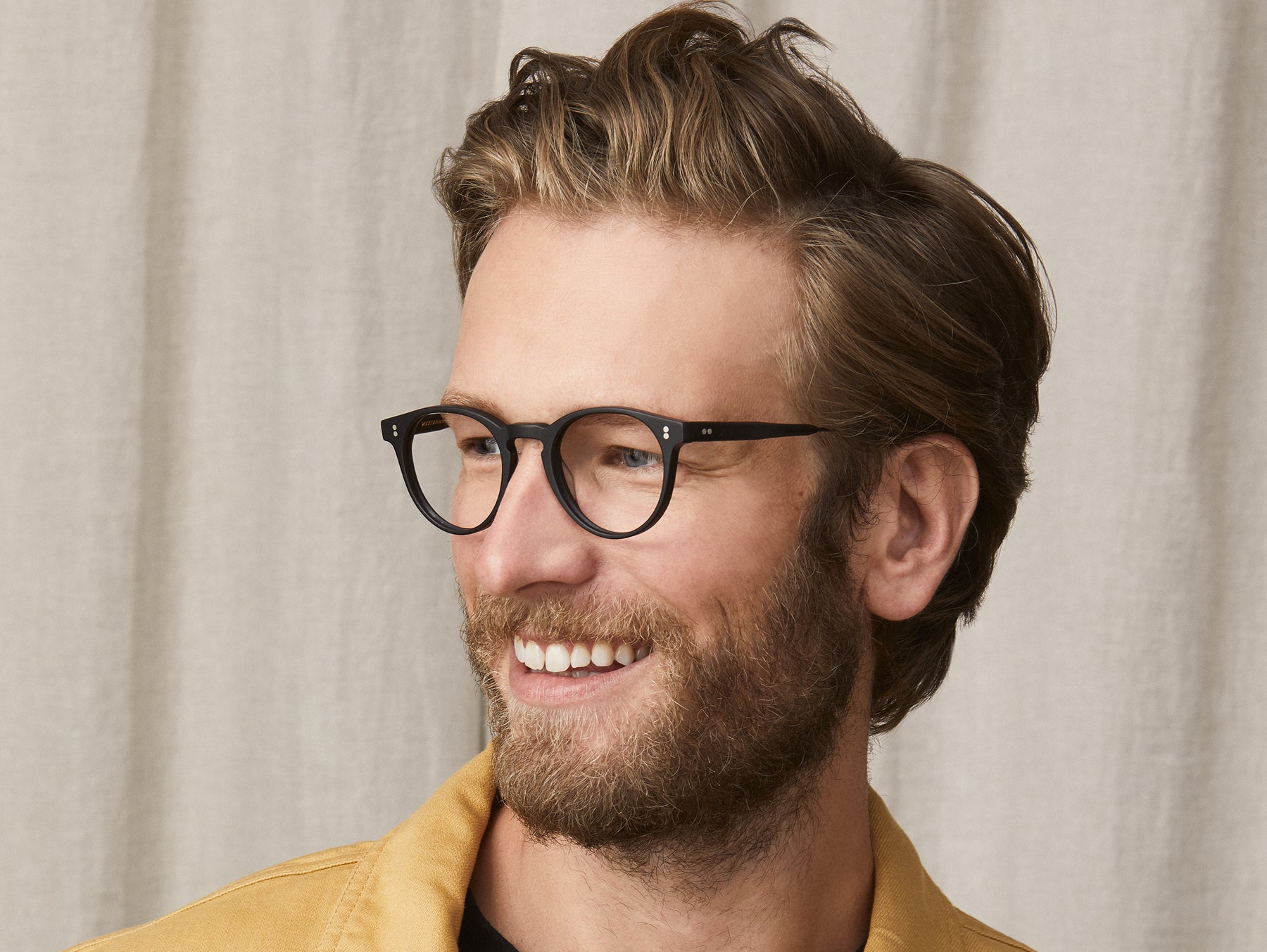 Model is wearing The GOLDA in size 46 in Matte Black