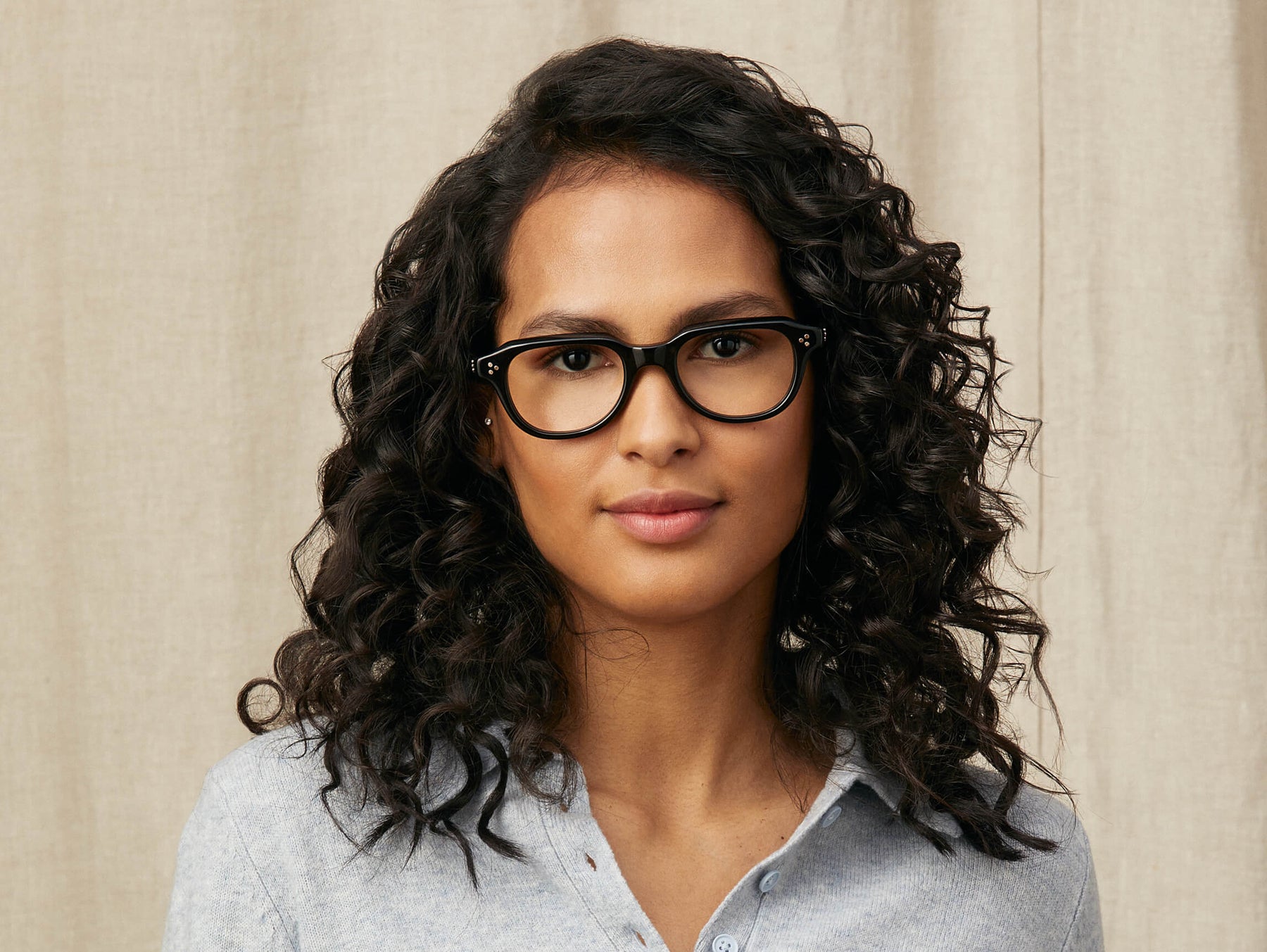 Model is wearing The GOOLAH in size 50 in Black