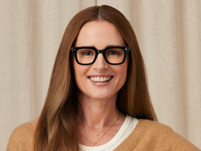 Model is wearing The GROBER in size 45 in Black