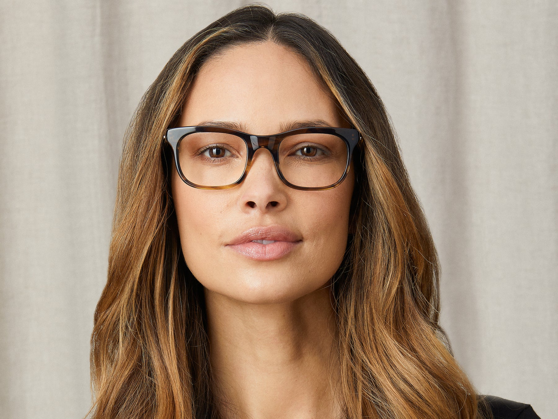 Model is wearing The HITSIK in size 51 in Caramel