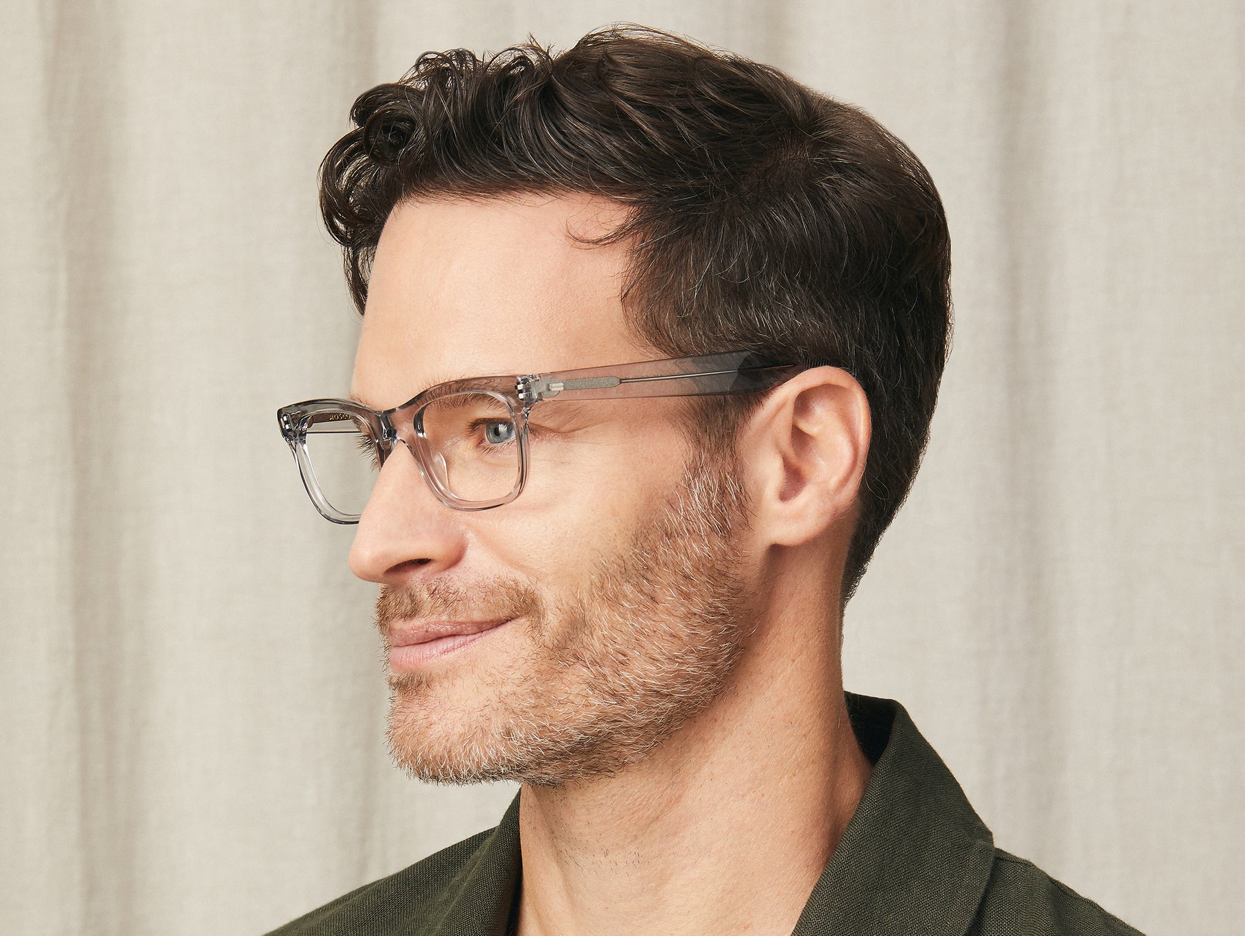 Model is wearing The HITSIK in size 48 in Light Grey